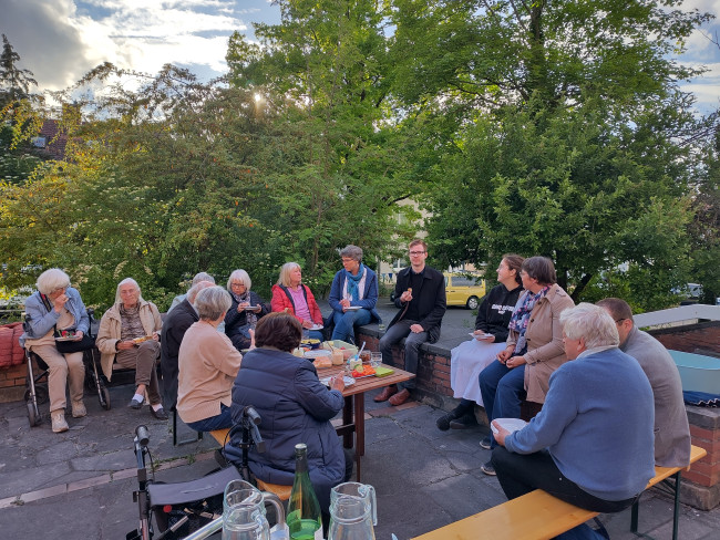 Nach dem Gottesdienst: Gemütliches Beisammensein vor der Kirche mit kleinem Imbiss