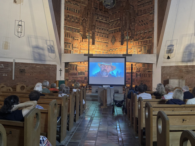 Besucher des Sommerkirchenkinos sehen einen Film in der Erlöserkirche.