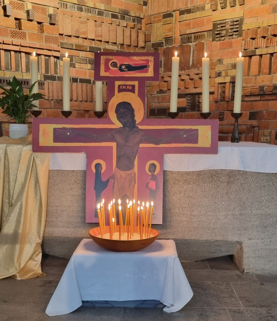 Kreuz beim Taizégebet vor dem Alter der Erlöserkirche