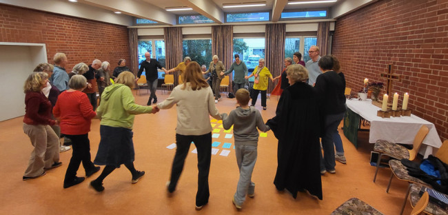 Die Gottesdienstbesucher tanzen im Kreis.
