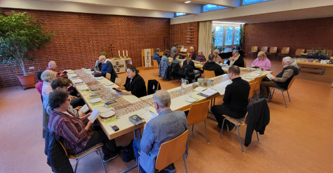 Tischabendmahlsfeier: Die Gemeinde sitzt an den Tischen