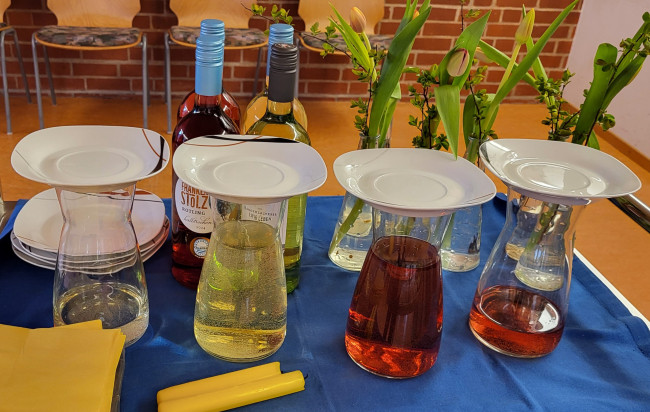 Tischabendmahlsfeier: Wein und Blumen