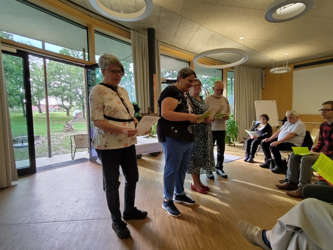 Vorstellen der Stationen: 4 Teammitglieder stellen die Stationen vor.