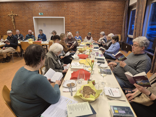Besucher beim Gottesdienst mit Weinprobe im Gemeindehaus der Erlöserkirche