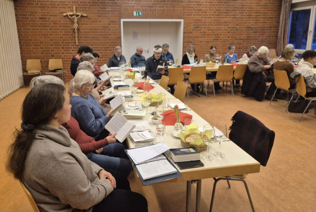 Besucher beim Gottesdienst mit Weinprobe im Gemeindehaus der Erlöserkirche.