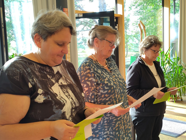 Wir beten: Drei Frauen lesen die Gebete vor dem Alter vor.