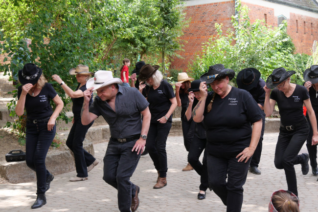 Die Linedancer bei der Tanzvorführung 
